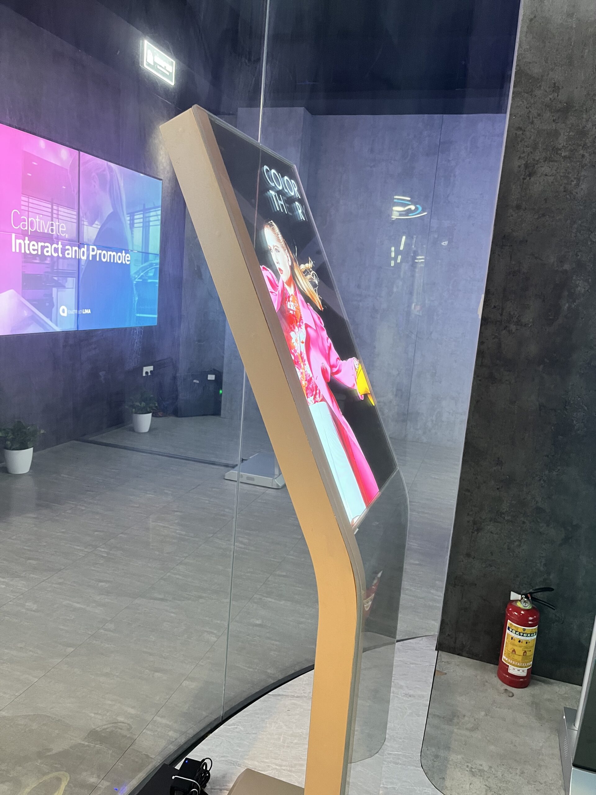 Écran transparent OLED d’interrogation au format vertical de 30 pouces ...